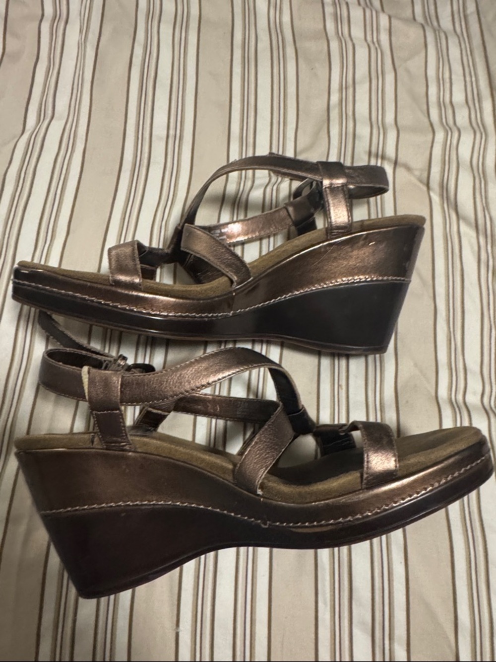 Aerosoles Bronze Women’s Strappy Wedge Sandals - size 7 1/2 - Picture 2 of 8